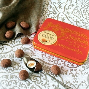 アーモンドチョコレート缶「バーガンディ」