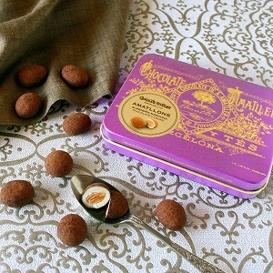 アーモンドチョコレート缶「ライラック」