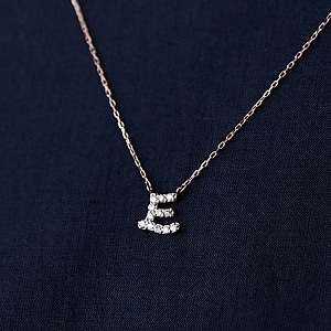 ピンクゴールドとダイヤモンドの イニシャルネックレス　E